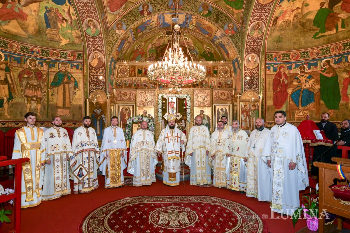 A fost sfințită pictura bisericii parohiei prahovene Valea Crângului 275520