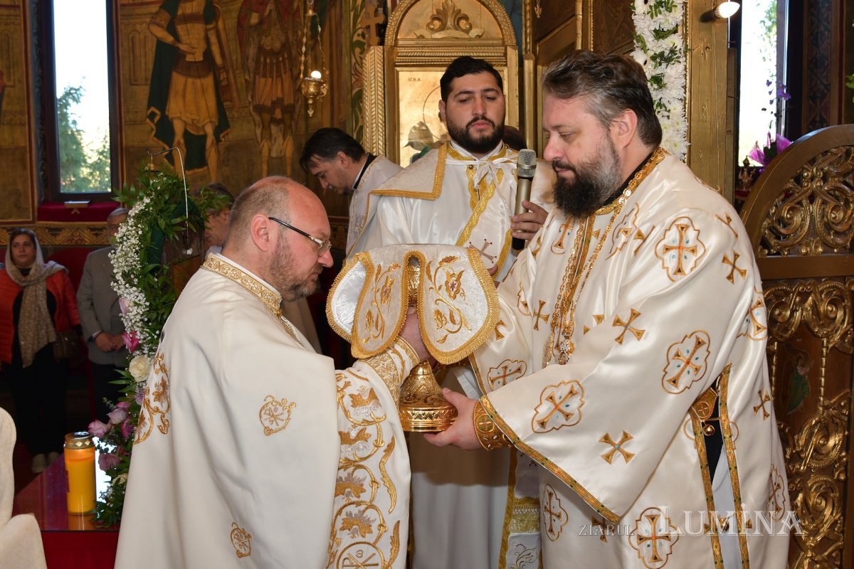 A fost sfințită pictura bisericii parohiei prahovene Valea Crângului 275540