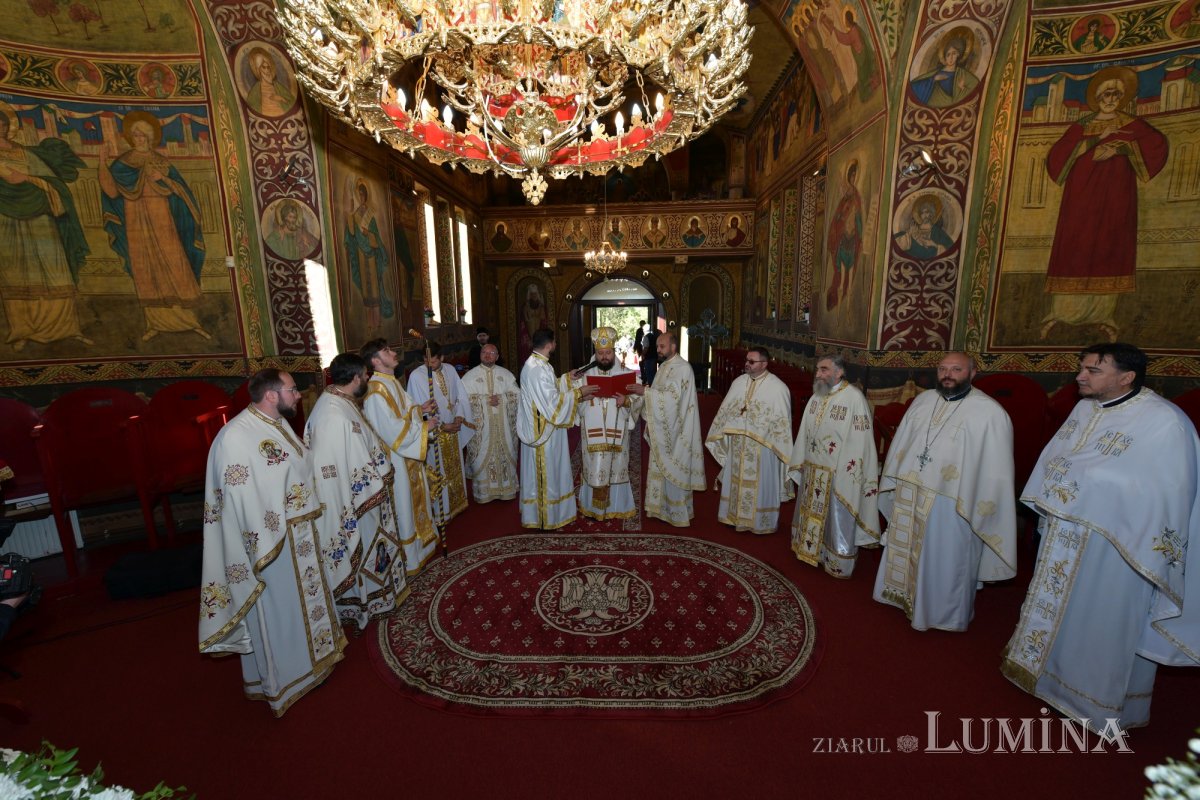 A fost sfințită pictura bisericii parohiei prahovene Valea Crângului 275544