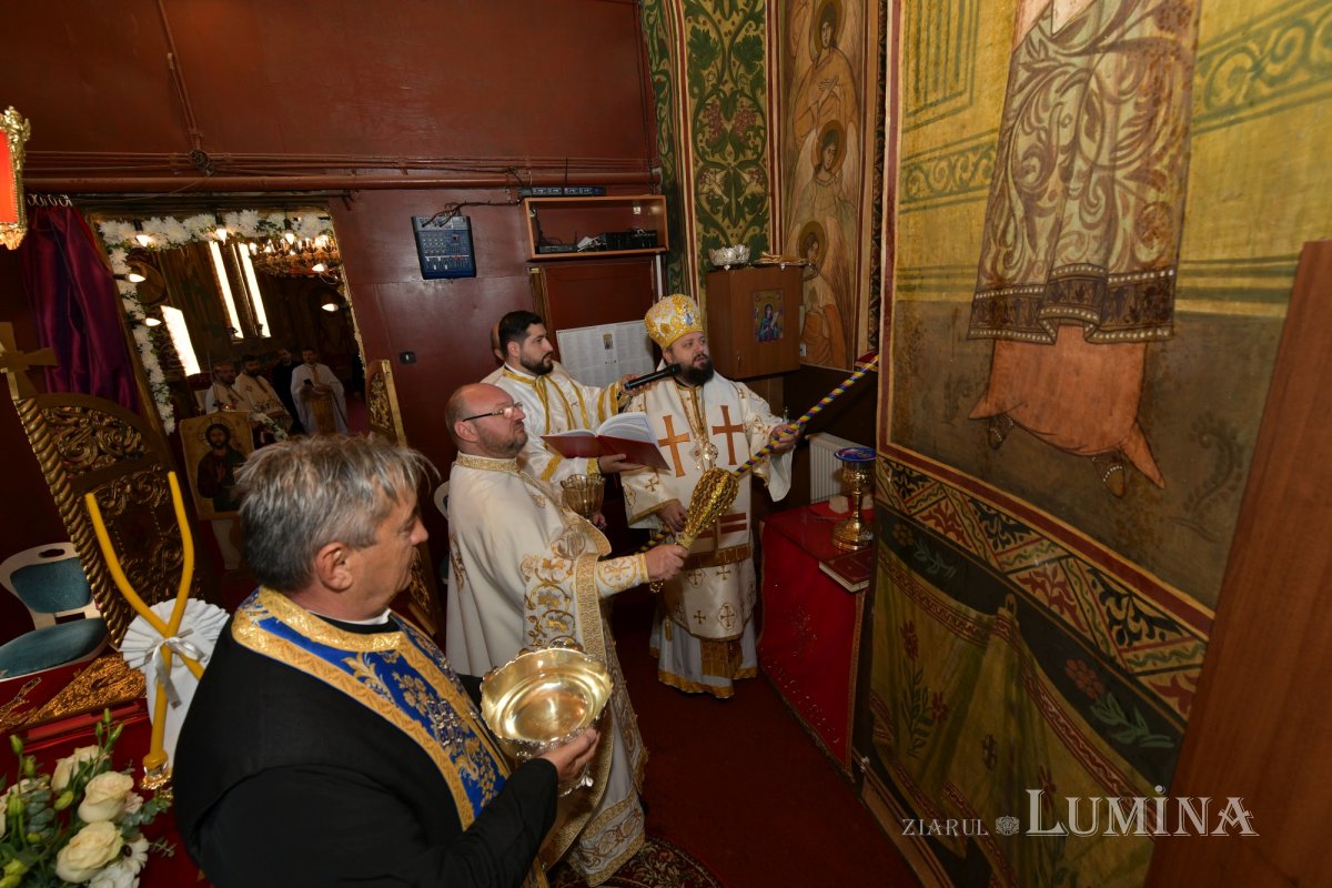 A fost sfințită pictura bisericii parohiei prahovene Valea Crângului 275546