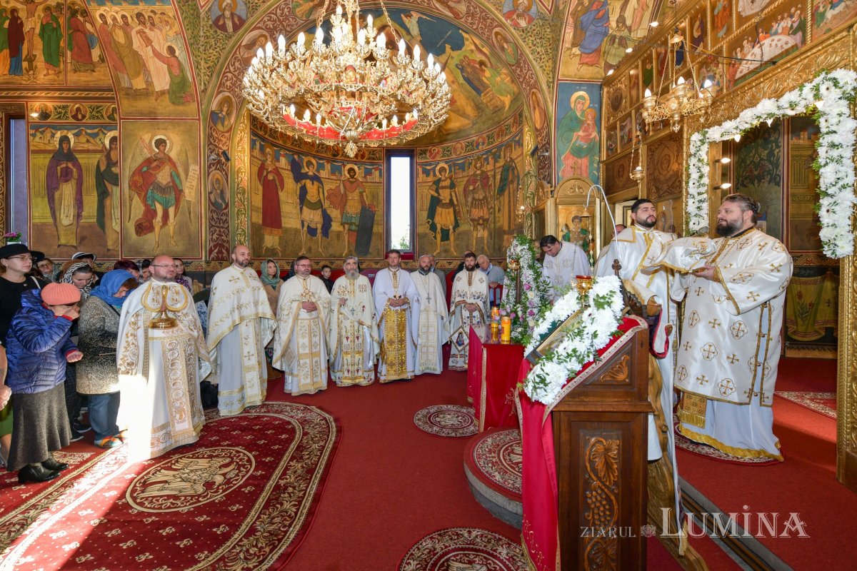 A fost sfințită pictura bisericii parohiei prahovene Valea Crângului 275553