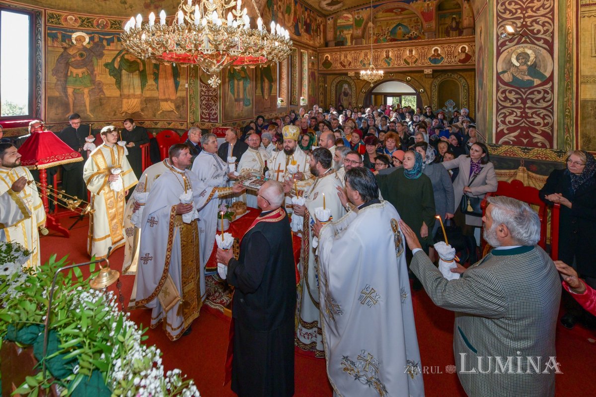 A fost sfințită pictura bisericii parohiei prahovene Valea Crângului 275556