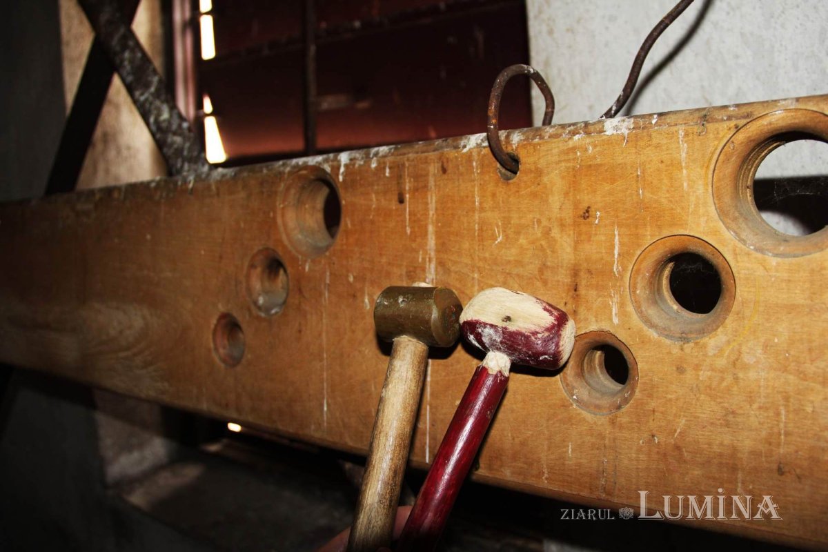 Comoara „Sfinţilor Voievozi” din vatra satului ieşean Moşna 274526