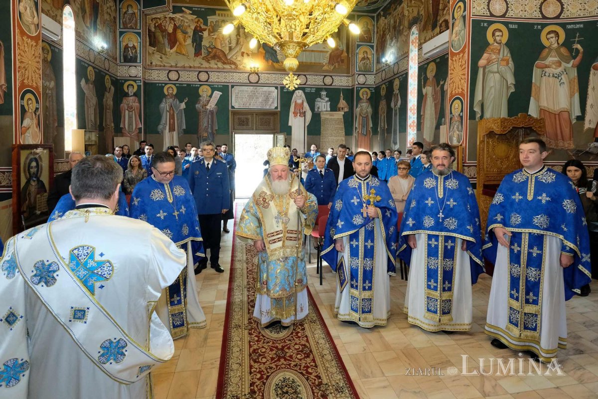 Jandarmii bucureșteni și-au sărbătorit ocrotitorii cerești 276074