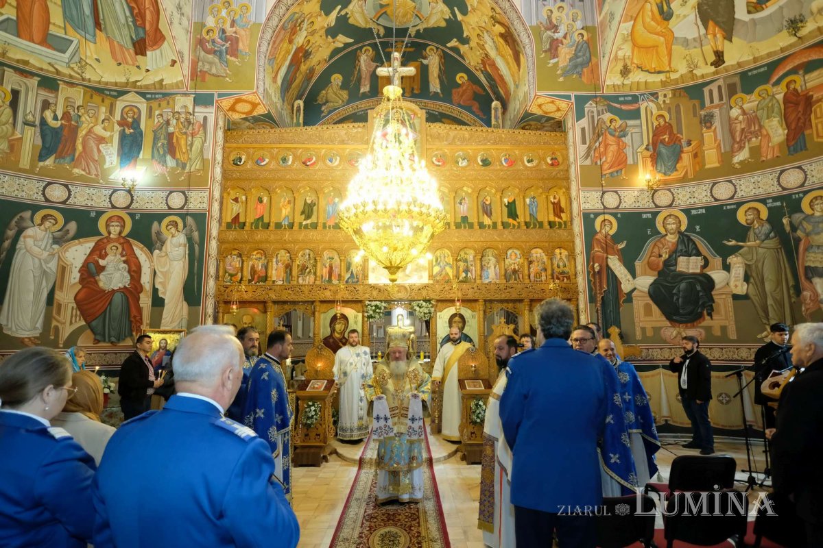 Jandarmii bucureșteni și-au sărbătorit ocrotitorii cerești 276085