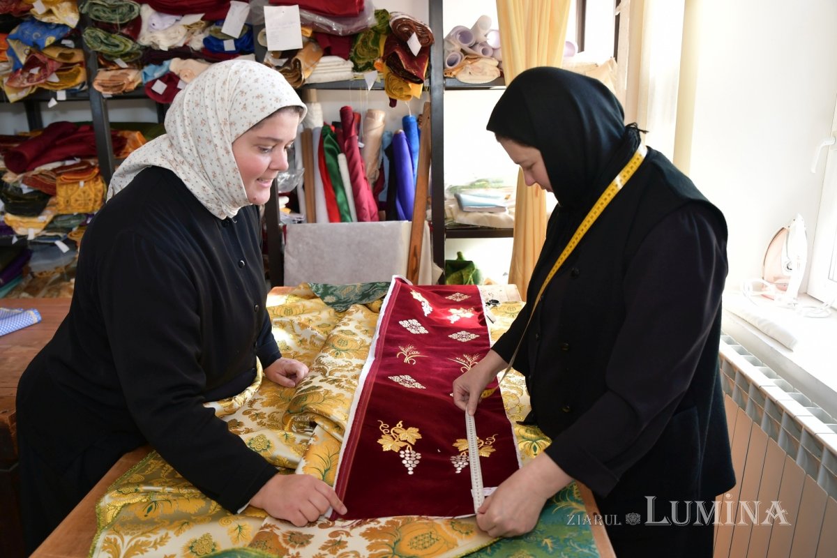 Rugăciunea și lucrul se împletesc armonios în atelierele Mănăstirii Pasărea 275797