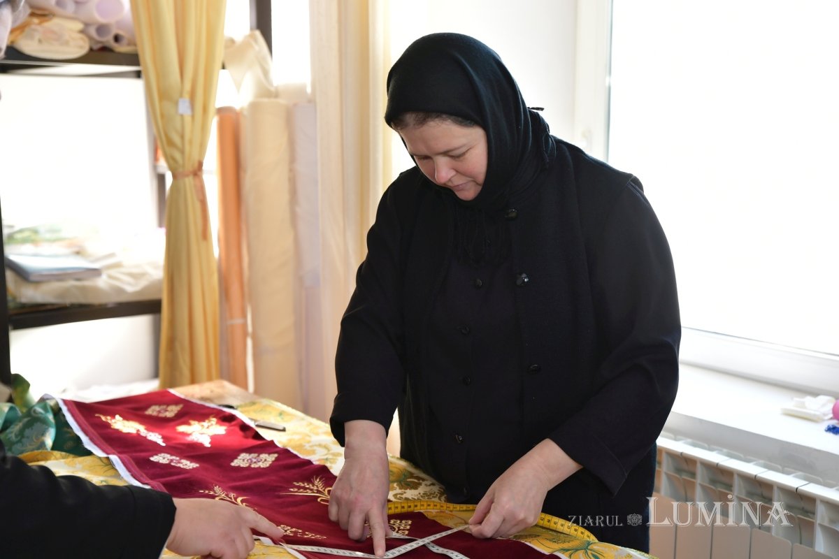 Rugăciunea și lucrul se împletesc armonios în atelierele Mănăstirii Pasărea 275799