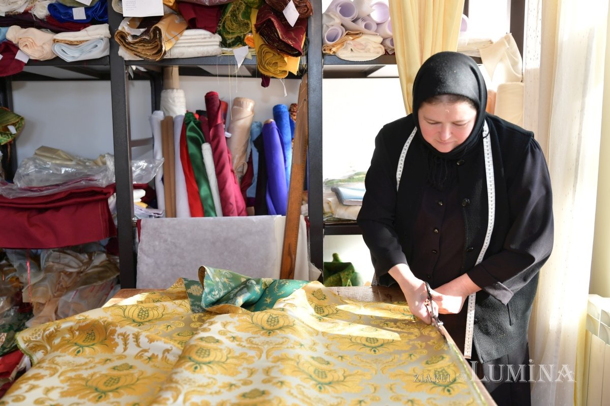 Rugăciunea și lucrul se împletesc armonios în atelierele Mănăstirii Pasărea 275802