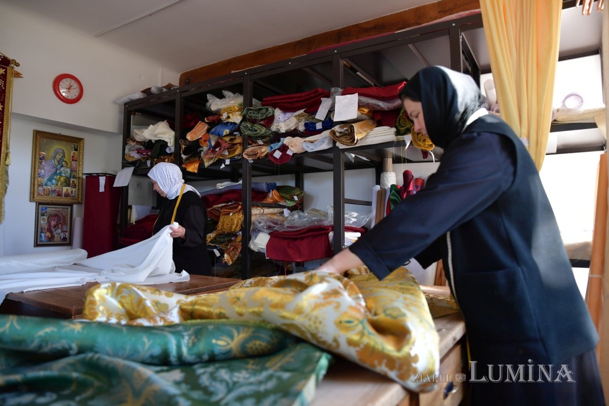 Rugăciunea și lucrul se împletesc armonios în atelierele Mănăstirii Pasărea 275803