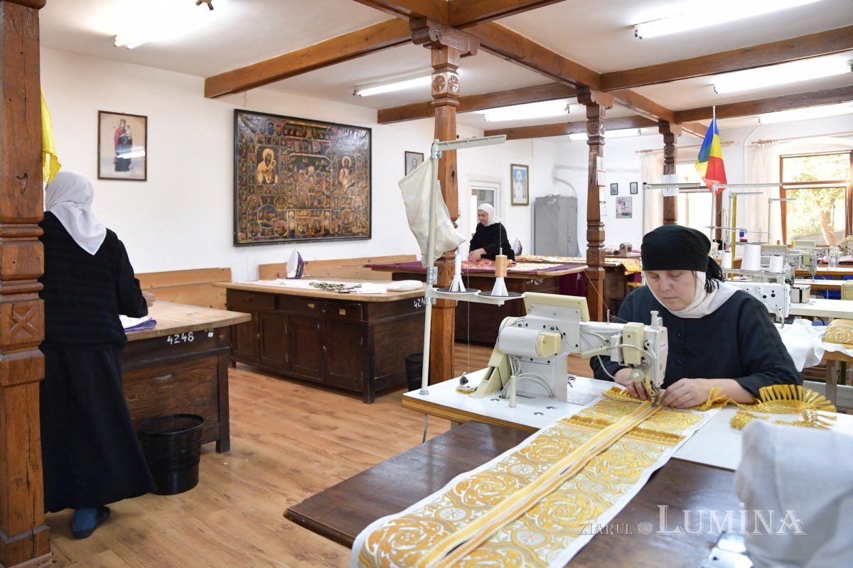 Rugăciunea și lucrul se împletesc armonios în atelierele Mănăstirii Pasărea 275819