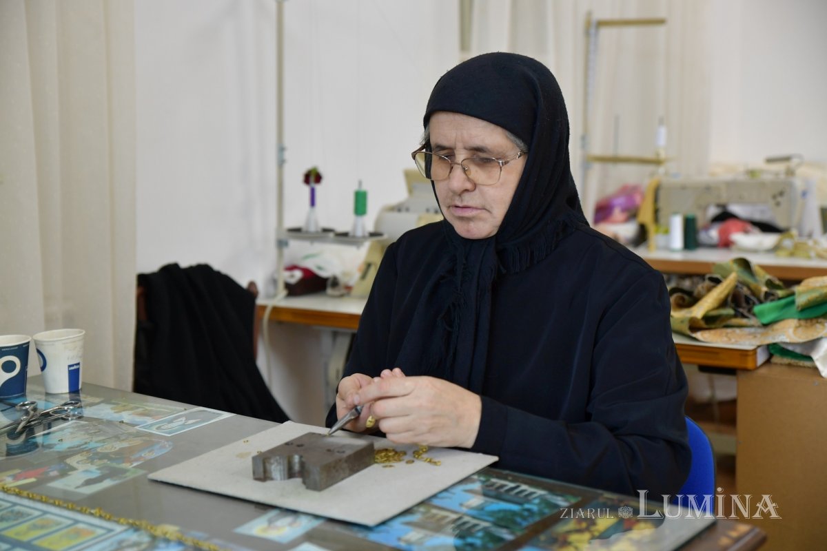 Rugăciunea și lucrul se împletesc armonios în atelierele Mănăstirii Pasărea 275825