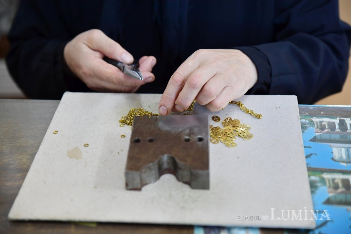 Rugăciunea și lucrul se împletesc armonios în atelierele Mănăstirii Pasărea 275827