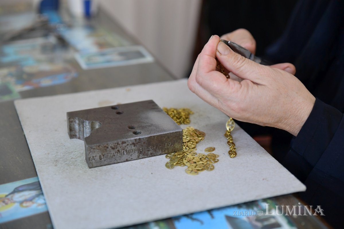 Rugăciunea și lucrul se împletesc armonios în atelierele Mănăstirii Pasărea 275828