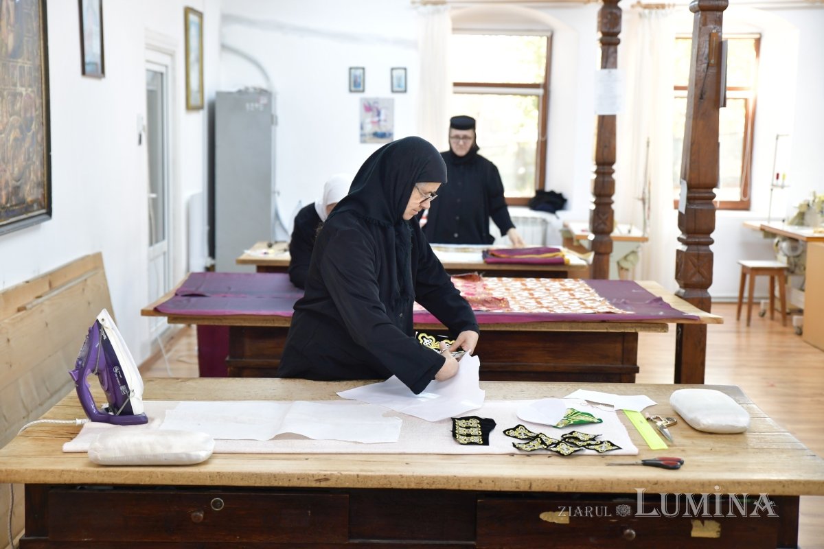 Rugăciunea și lucrul se împletesc armonios în atelierele Mănăstirii Pasărea 275833