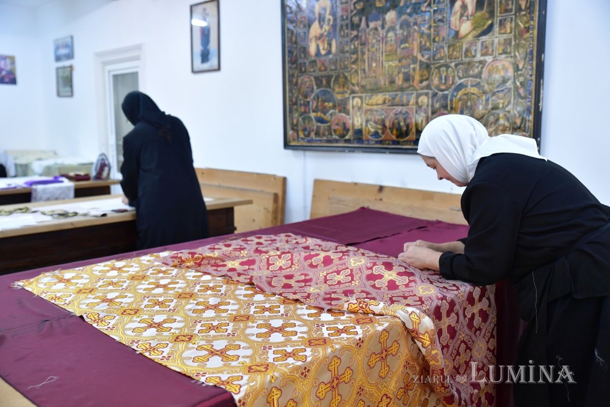 Rugăciunea și lucrul se împletesc armonios în atelierele Mănăstirii Pasărea 275846