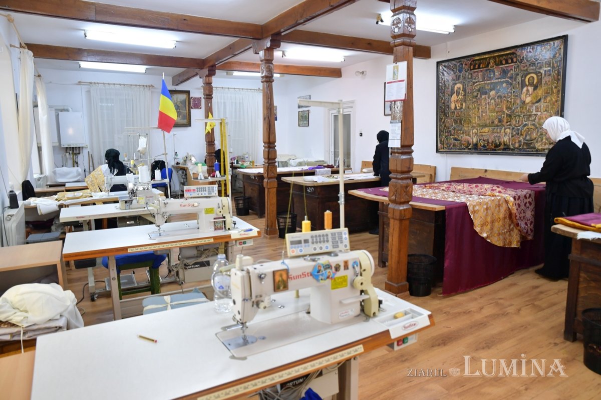 Rugăciunea și lucrul se împletesc armonios în atelierele Mănăstirii Pasărea 275851