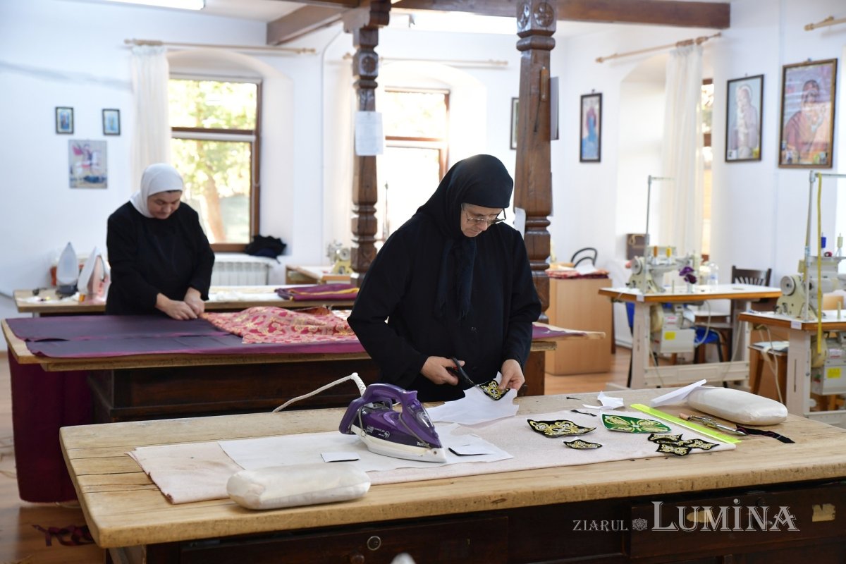 Rugăciunea și lucrul se împletesc armonios în atelierele Mănăstirii Pasărea 275854