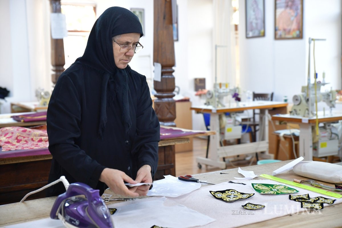 Rugăciunea și lucrul se împletesc armonios în atelierele Mănăstirii Pasărea 275855