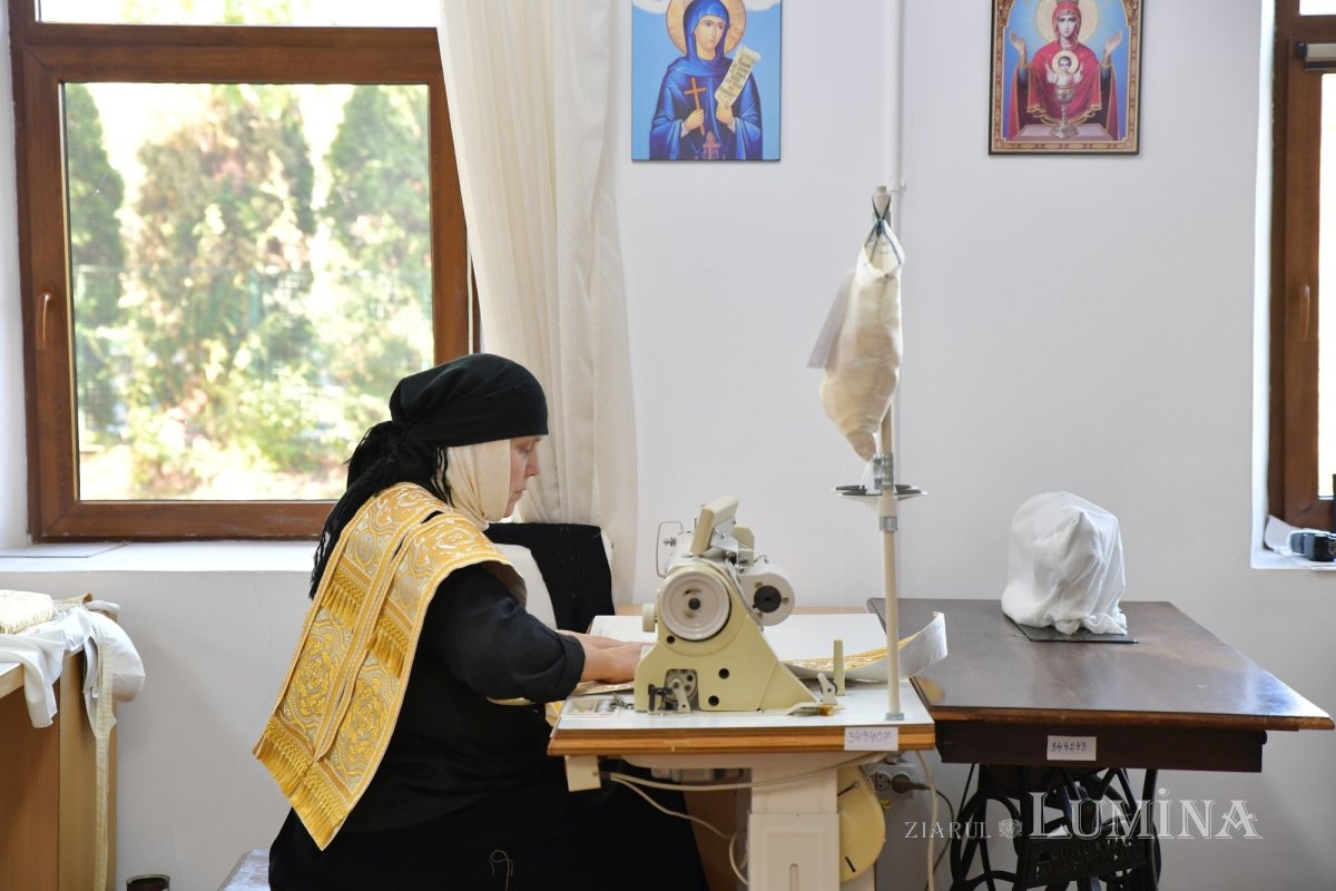 Rugăciunea și lucrul se împletesc armonios în atelierele Mănăstirii Pasărea 275856