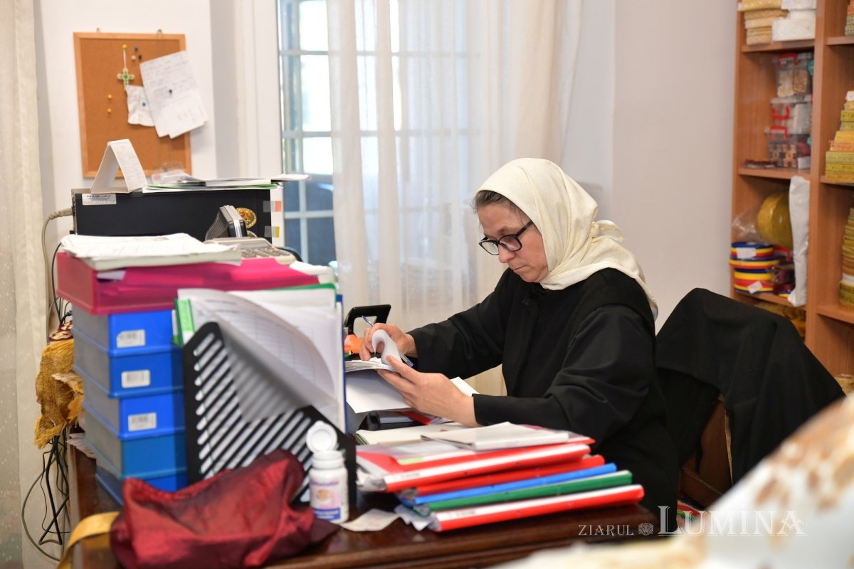 Rugăciunea și lucrul se împletesc armonios în atelierele Mănăstirii Pasărea 275862