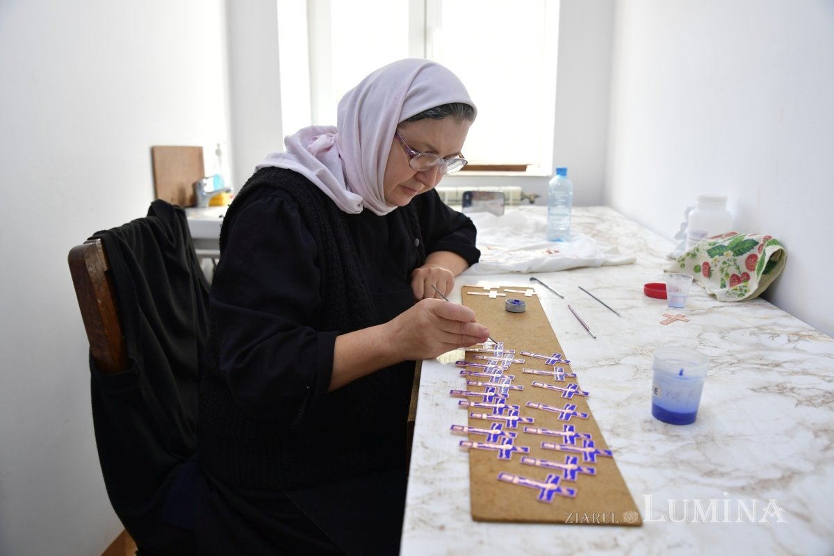 Rugăciunea și lucrul se împletesc armonios în atelierele Mănăstirii Pasărea 275878