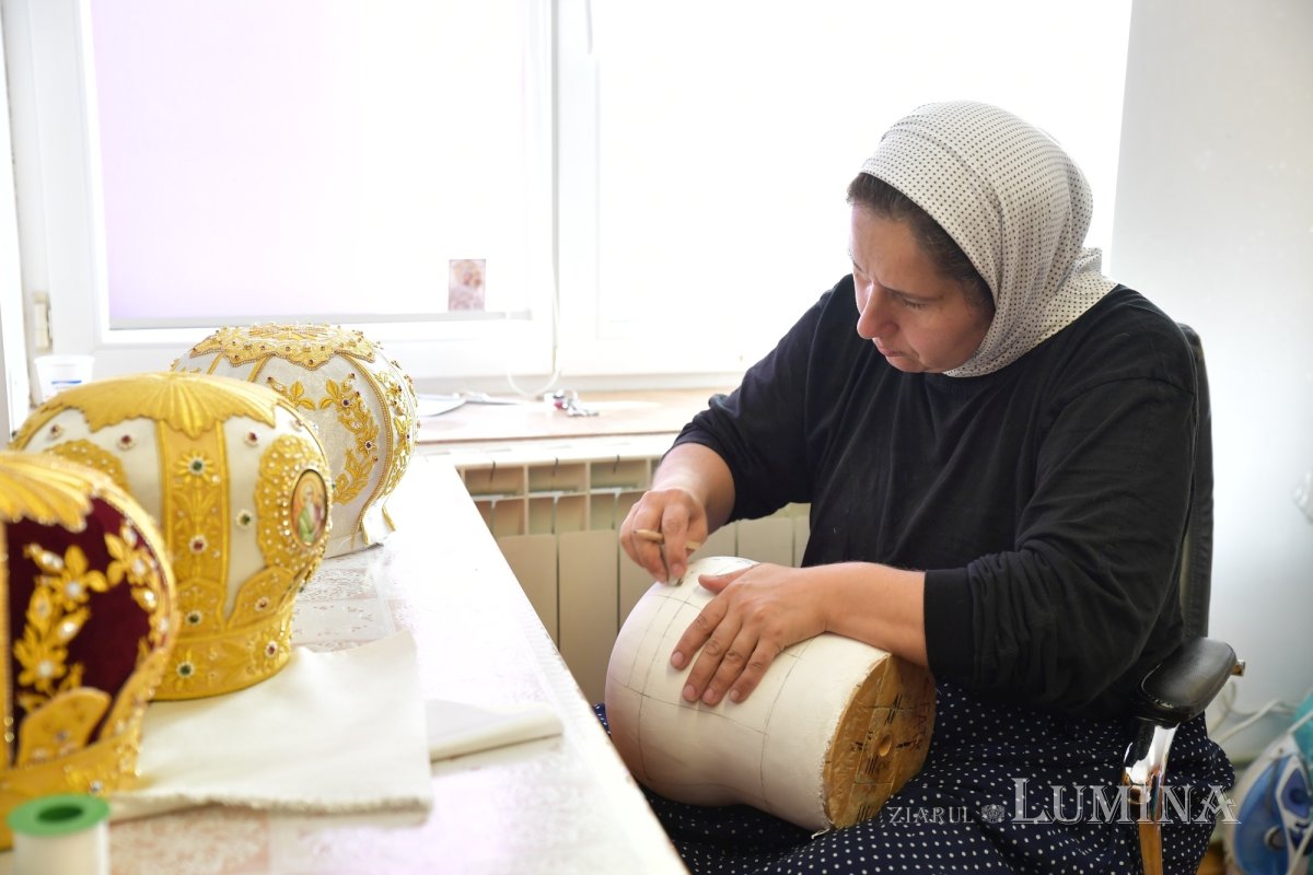 Rugăciunea și lucrul se împletesc armonios în atelierele Mănăstirii Pasărea 275883