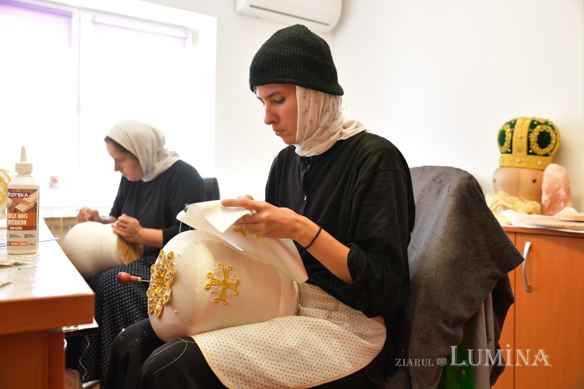 Rugăciunea și lucrul se împletesc armonios în atelierele Mănăstirii Pasărea 275886