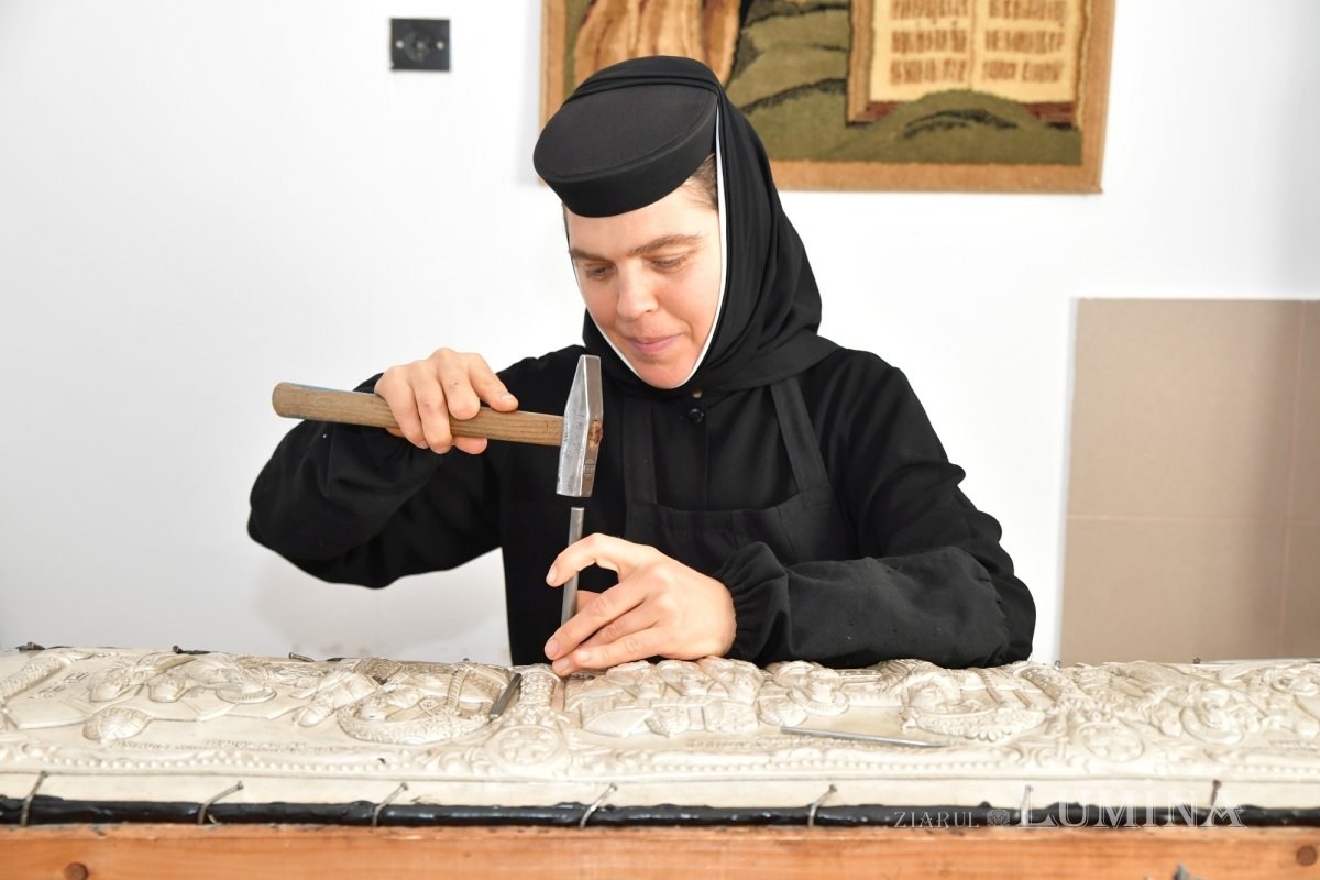 Rugăciunea și lucrul se împletesc armonios în atelierele Mănăstirii Pasărea 275898