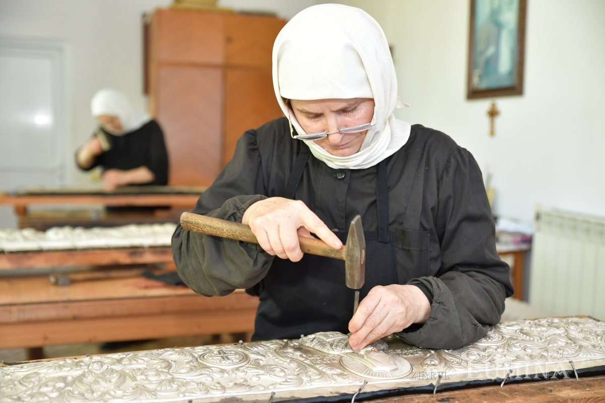 Rugăciunea și lucrul se împletesc armonios în atelierele Mănăstirii Pasărea 275914
