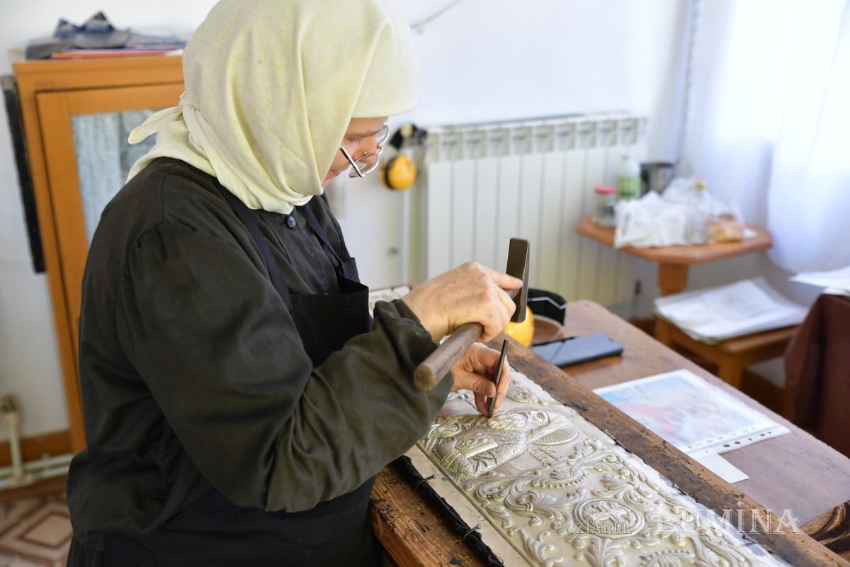 Rugăciunea și lucrul se împletesc armonios în atelierele Mănăstirii Pasărea 275915