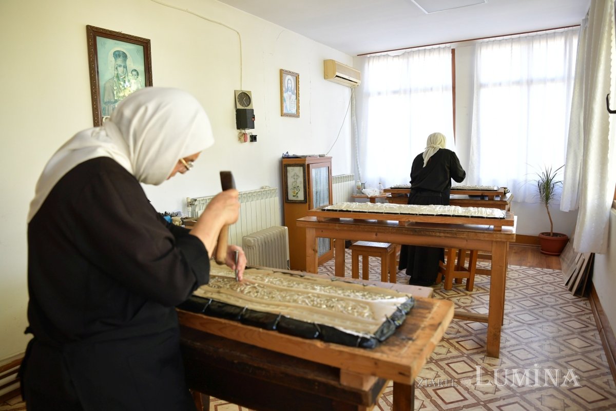Rugăciunea și lucrul se împletesc armonios în atelierele Mănăstirii Pasărea 275923