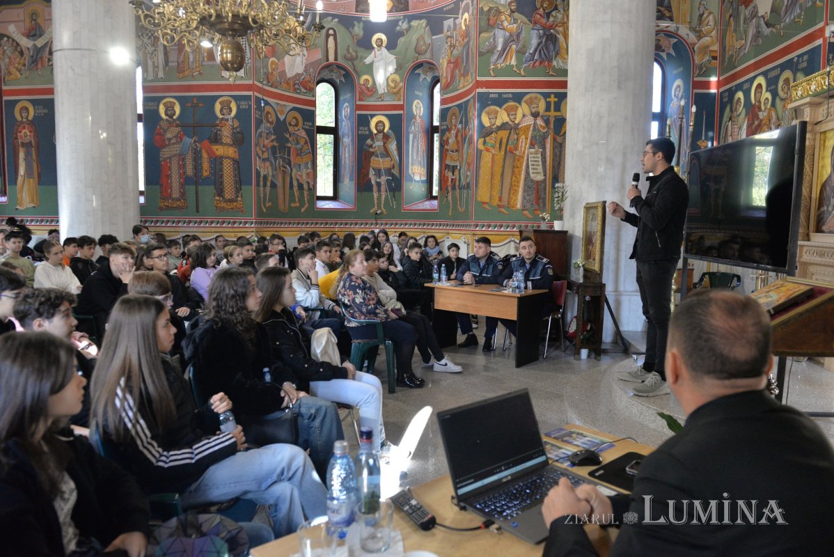 Dezbatere de succes despre prevenția consumului de droguri la o parohie bucureșteană 276487