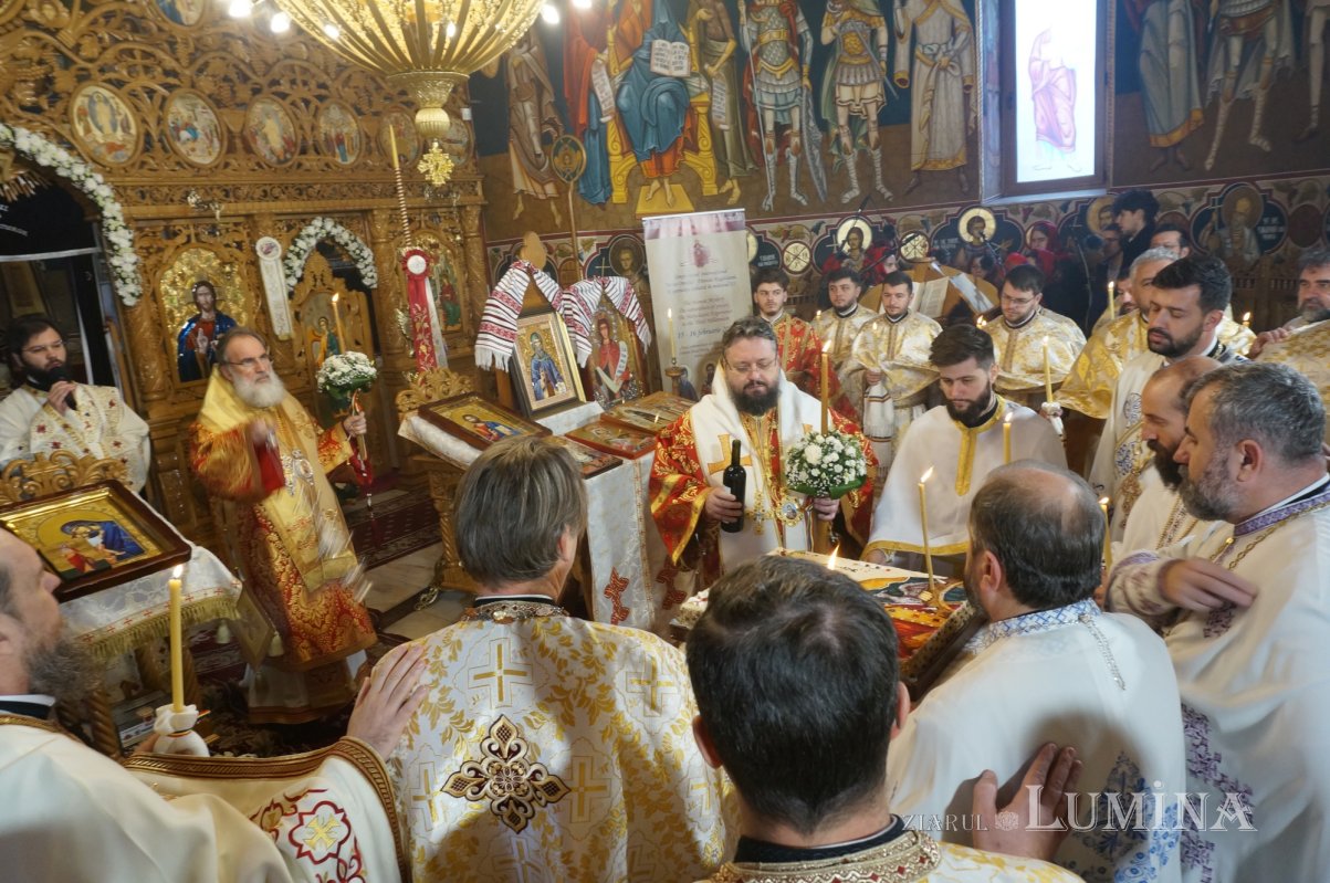 Liturghie arhierească la Parohia Mănăstirea Cașin II 278228