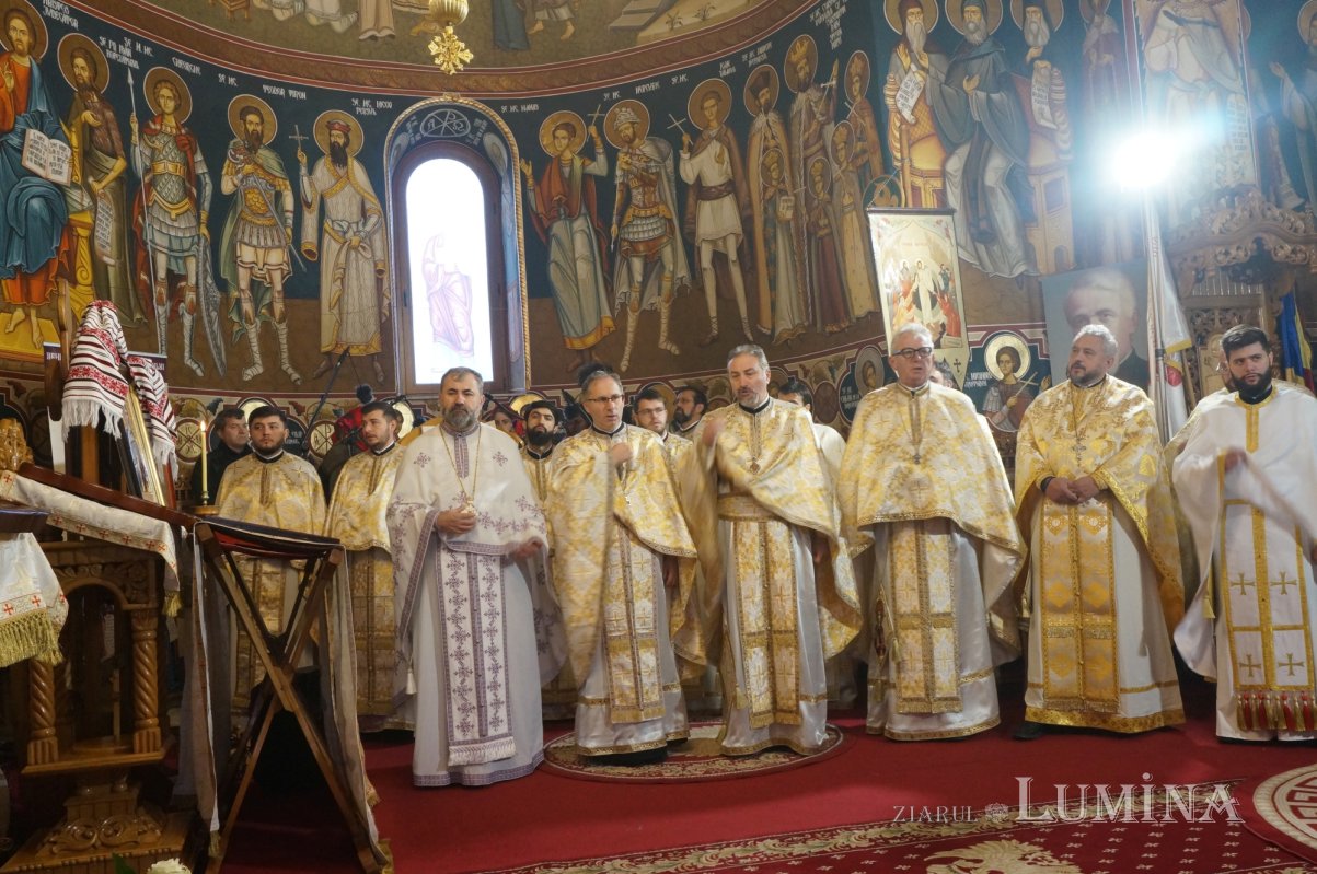Liturghie arhierească la Parohia Mănăstirea Cașin II 278229