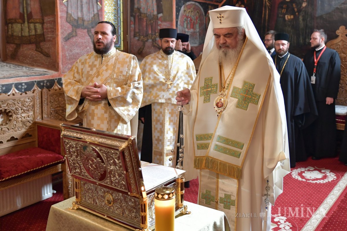 Patriarhul României a sfințit o raclă nouă pentru moaștele unui sfânt imnograf 278144