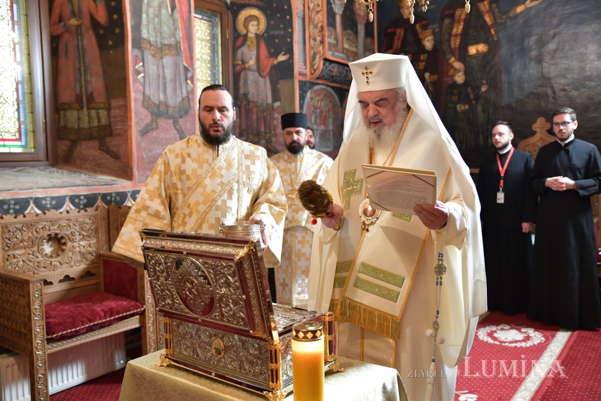 Patriarhul României a sfințit o raclă nouă pentru moaștele unui sfânt imnograf 278148