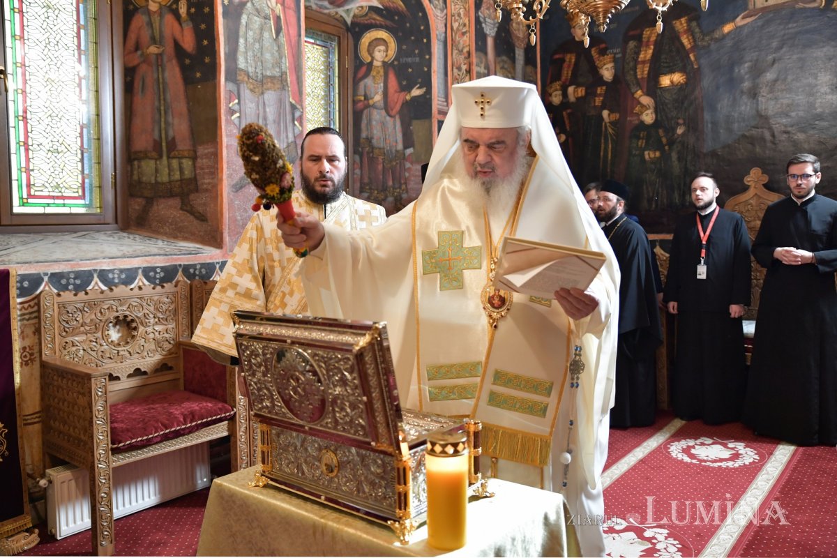 Patriarhul României a sfințit o raclă nouă pentru moaștele unui sfânt imnograf 278149