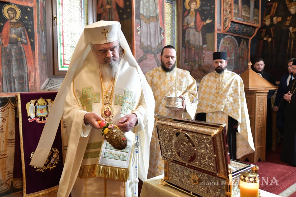 Patriarhul României a sfințit o raclă nouă pentru moaștele unui sfânt imnograf 278150