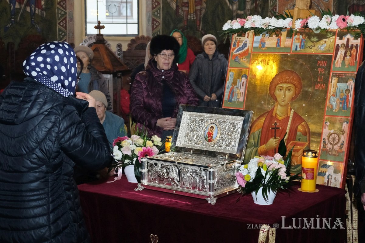 Moaștele Sfântului Pantelimon la Centrul de recuperare al Parohiei Mavrogheni 279261
