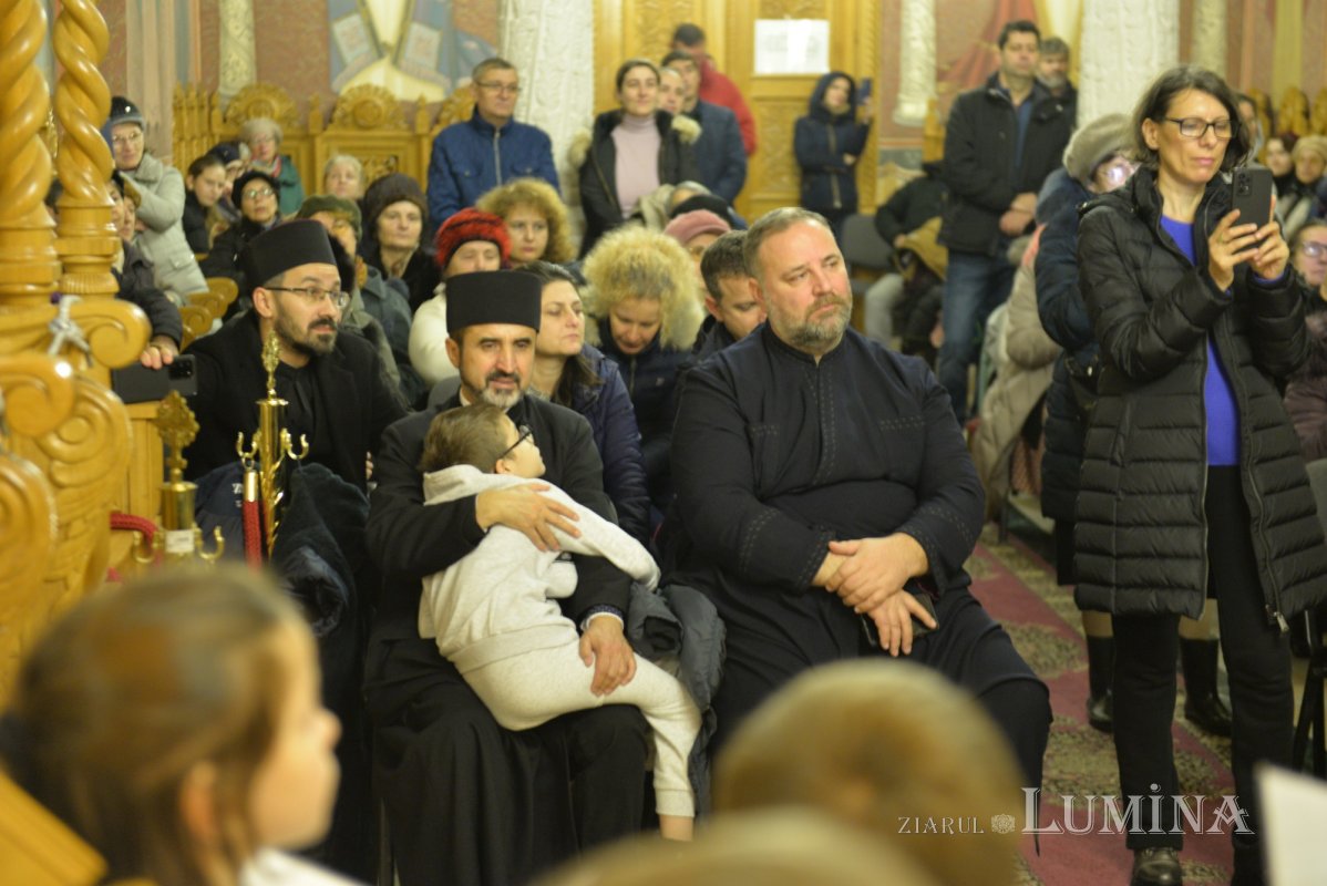 Nașterea Domnului vestită prin colind la Biserica Mărcuța 280260