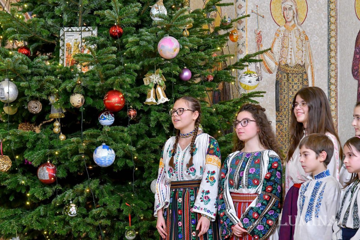 Noi cete de colindători primite de Patriarhul României 281536