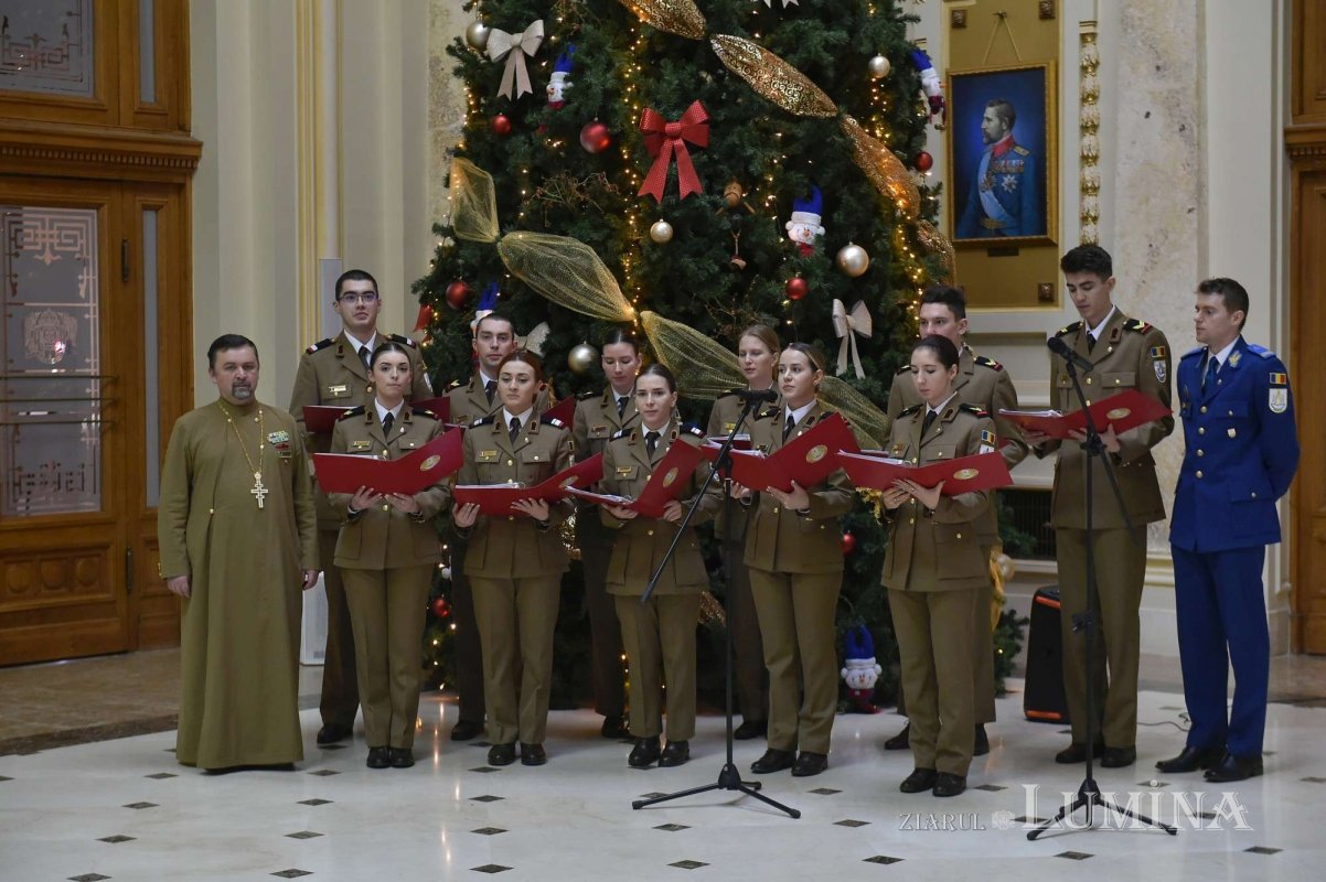 Studenți militari din București au colindat la Palatul Patriarhiei 282034