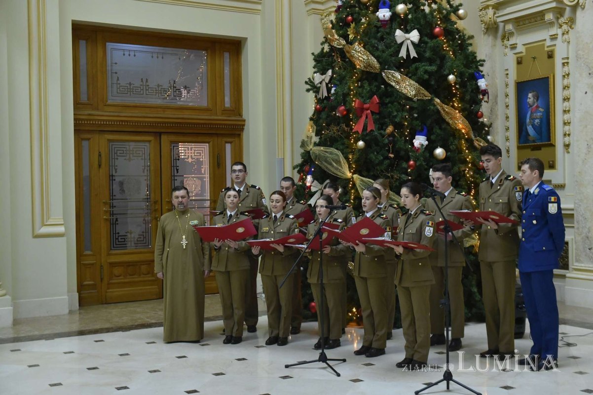 Studenți militari din București au colindat la Palatul Patriarhiei 282035