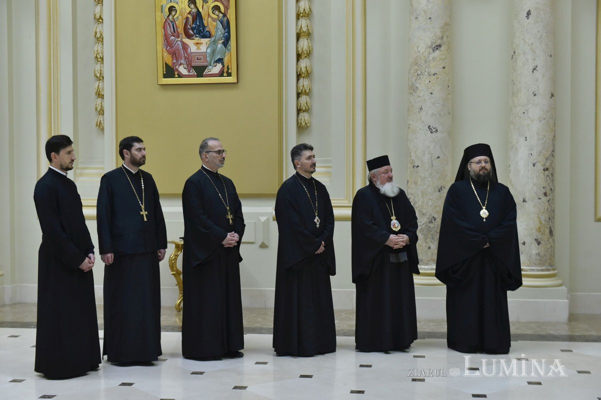 Studenți militari din București au colindat la Palatul Patriarhiei 282036