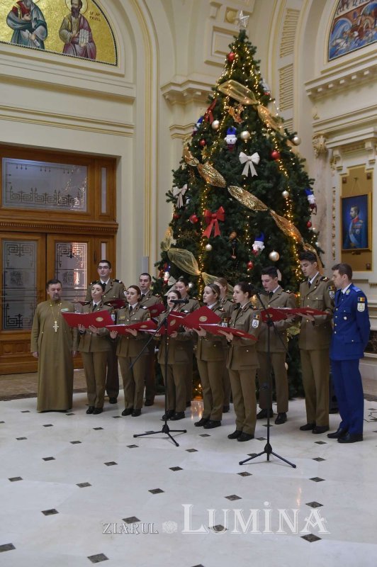 Studenți militari din București au colindat la Palatul Patriarhiei 282037