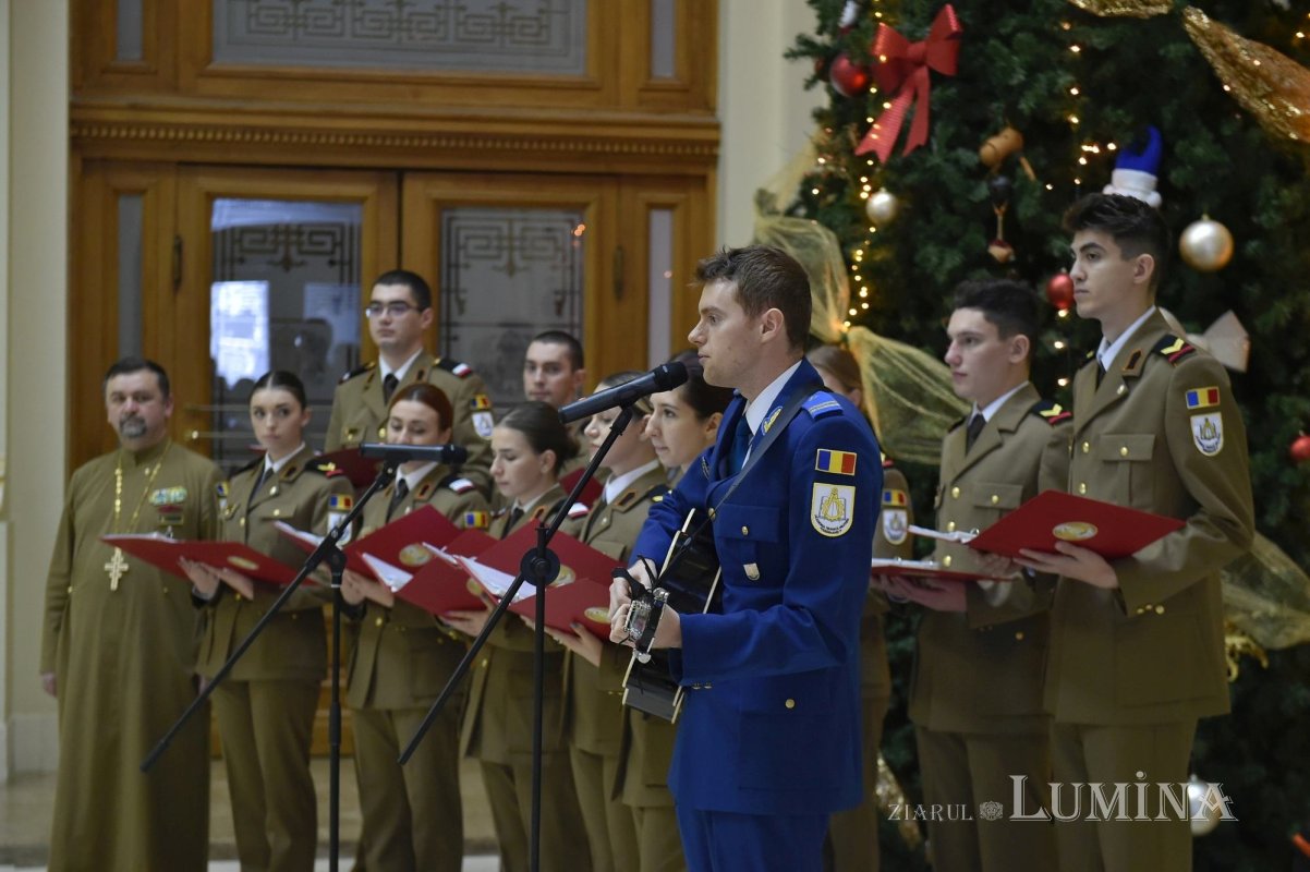 Studenți militari din București au colindat la Palatul Patriarhiei 282040