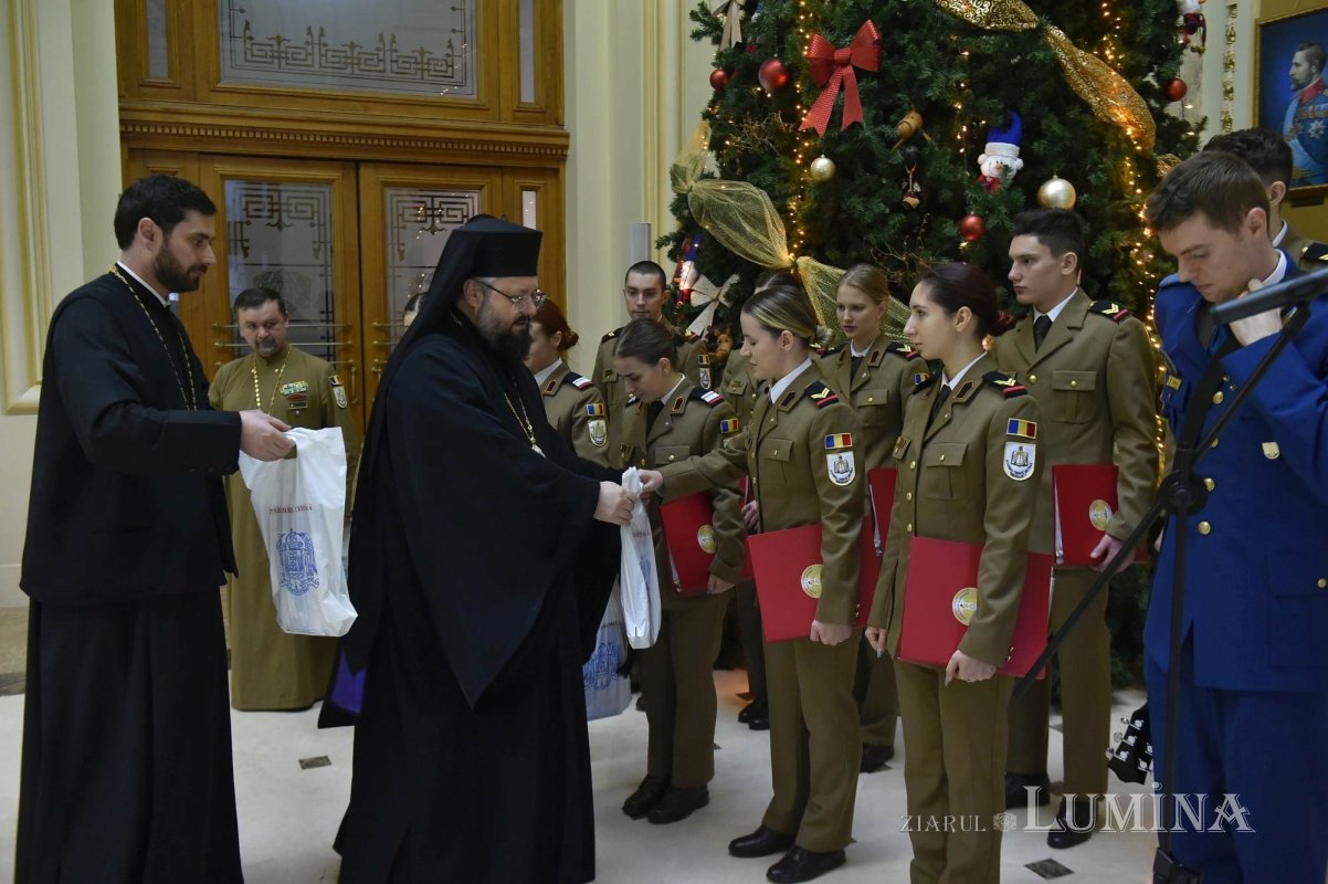 Studenți militari din București au colindat la Palatul Patriarhiei 282041