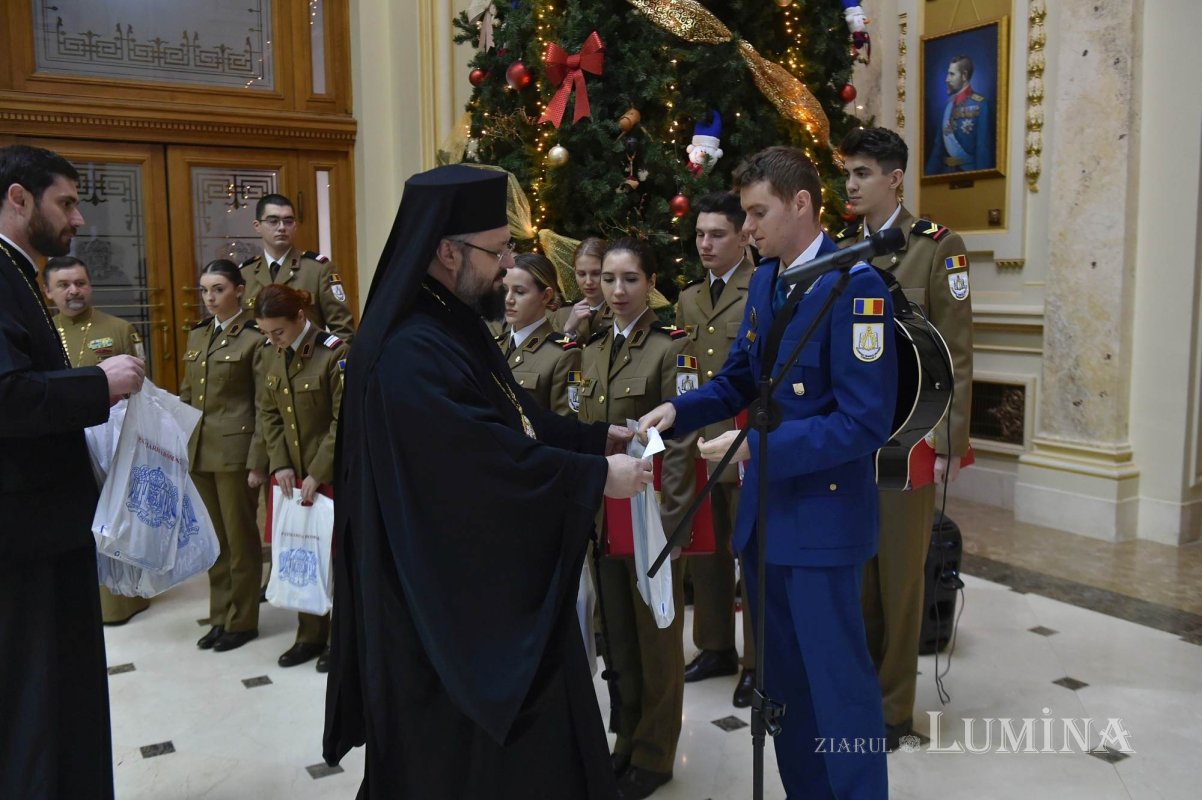 Studenți militari din București au colindat la Palatul Patriarhiei 282042