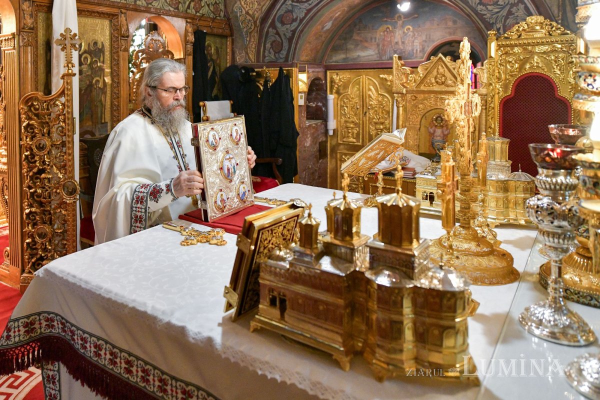 Praznic luminos la Catedrala Patriarhală din București 282368