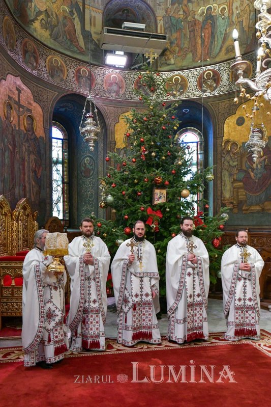 Praznic luminos la Catedrala Patriarhală din București 282410